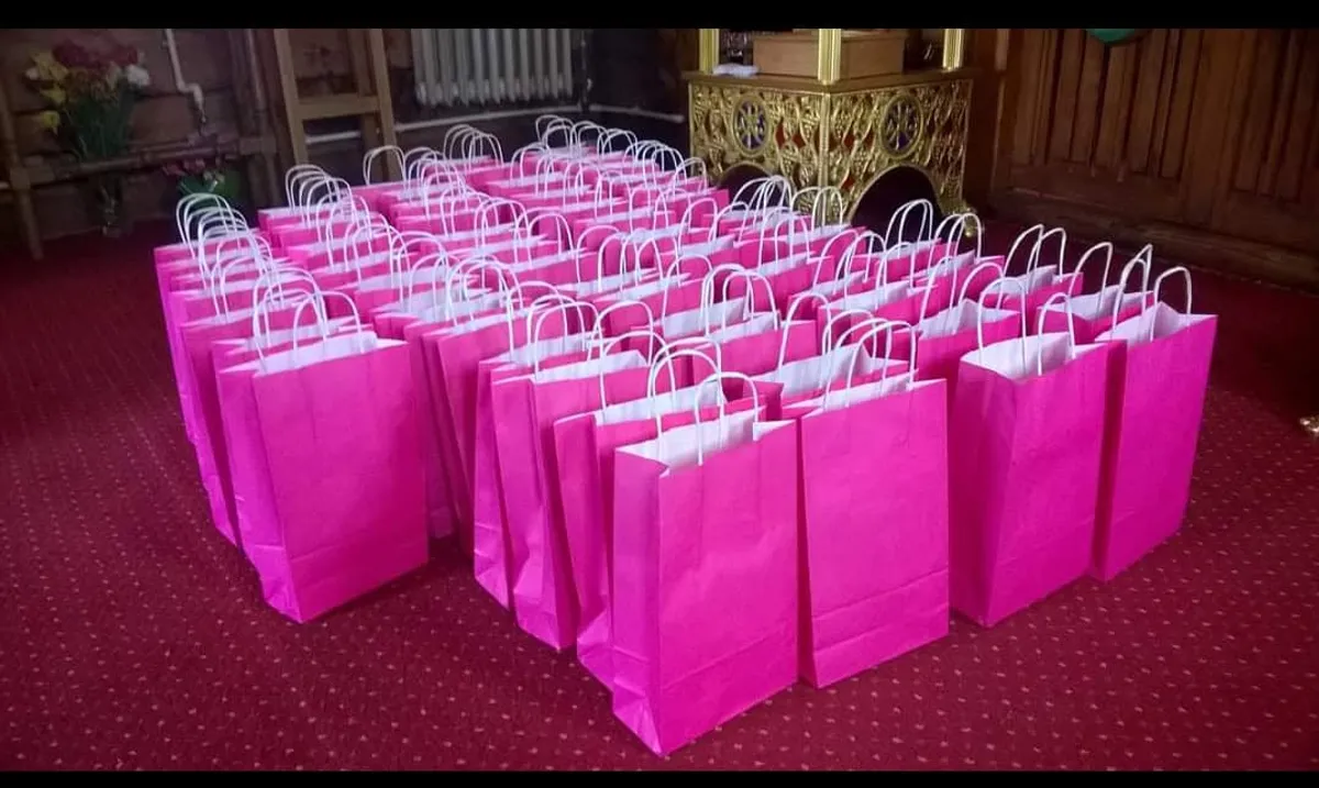 Pungi de cadouri pregătite de Asociația „Fiți Buni”